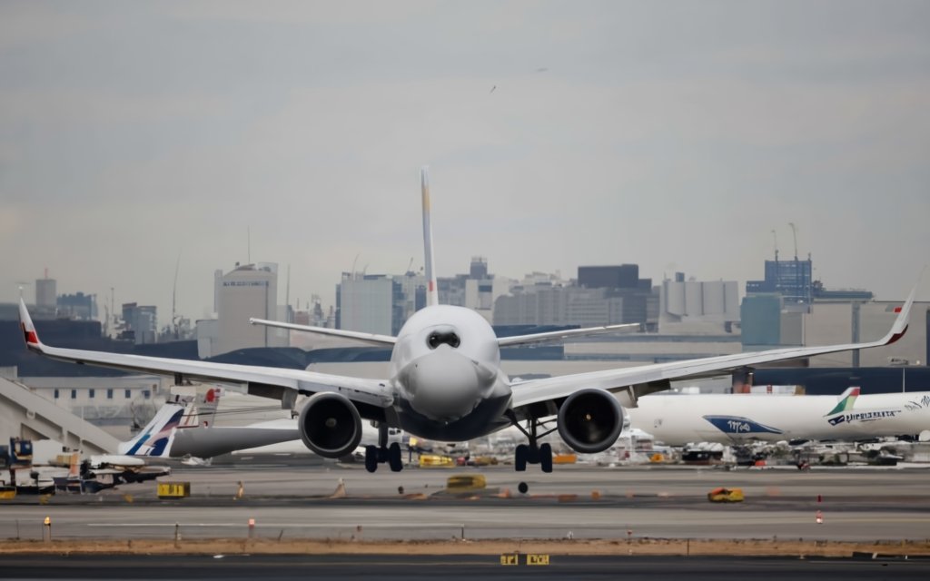 JAL Airliner Collision at Tokyo Airport - Tokyo Airplane Crash